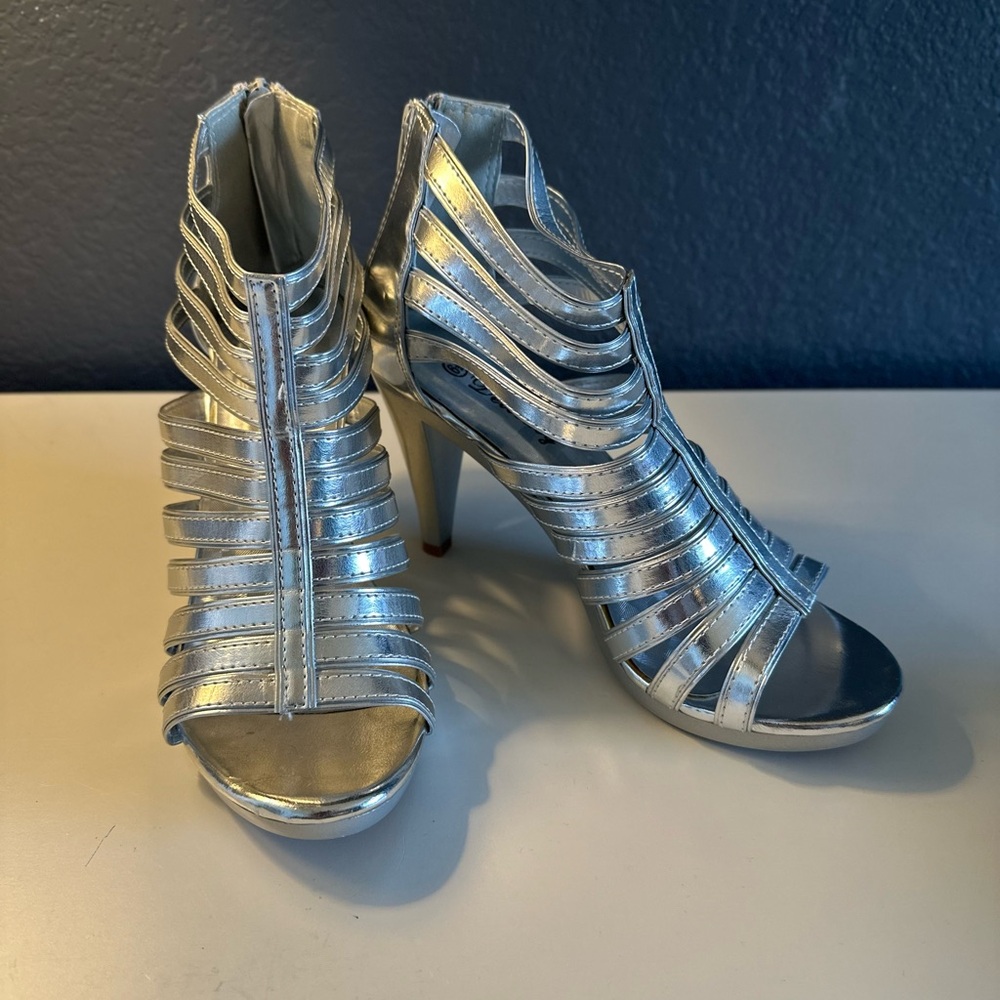 Delicacy Silver heels